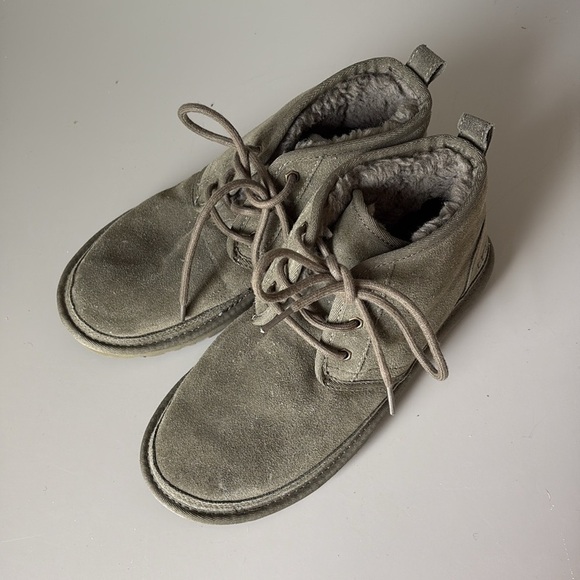 UGG Australia Women's Neumel Boot Style 1094269  Size 8 - Picture 1 of 10
